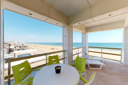 Sandbridge Apartment | The Sanctuary - Seaside Grandeur A208