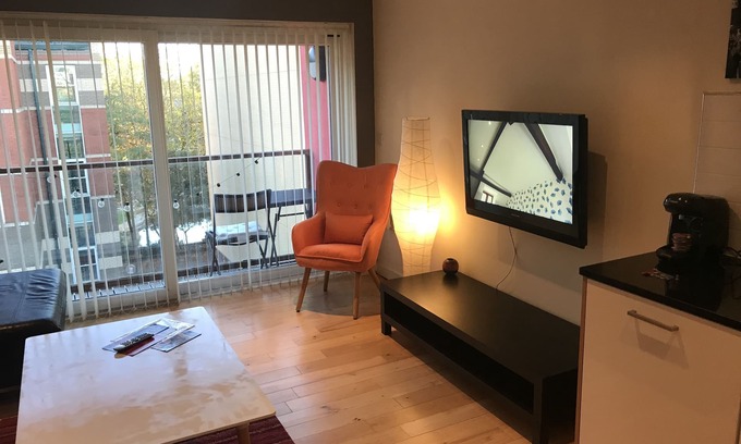 Hull Old Town Apartment | THE SAWMILL Glossy, Sleek, Peaceful City Centre ORANGE