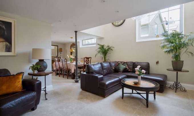 Ashburton House | The School House