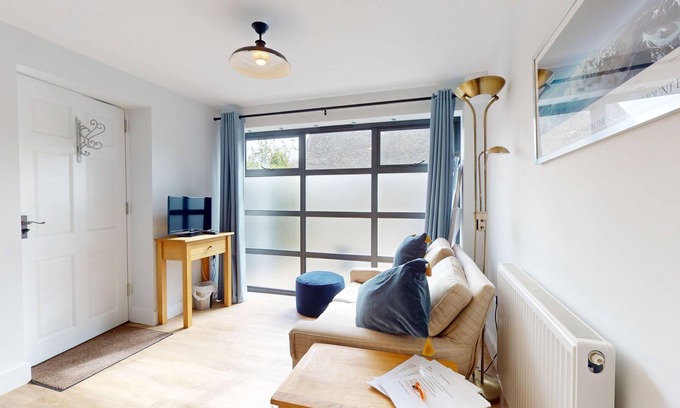 Long Hanborough House | The Sculptor's Studio | Oxfordshire Holiday Let | 1 Beds & Sleeps 2
