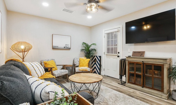 Exeter Apartment | The Sequoia Stunner: Exeters Rocky Hill Retreat
