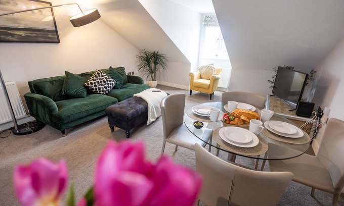 Whitnash Apartment | The Shakespeare Suite Dunara 7 | Leamington Spa Holiday Let | 2 Beds & Sleeps 4