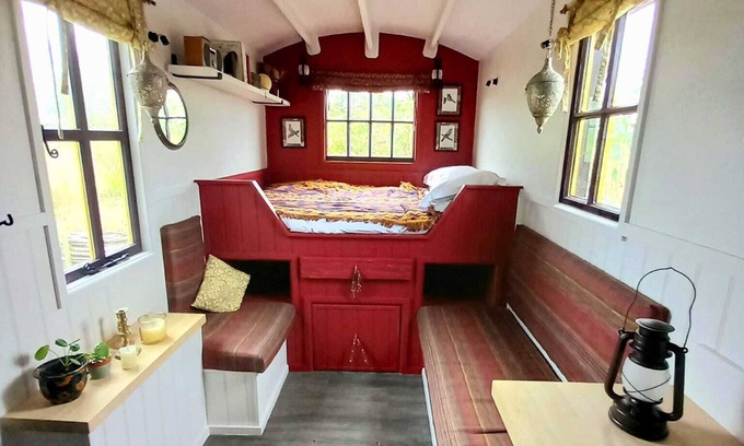 Saint Kew Apartment | The Shepherds Hut, secluded and countryside views.