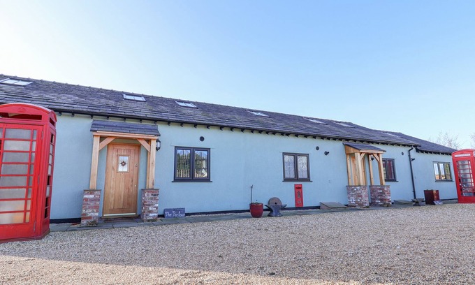 Hapsford Cottage | THE SHIPPON, family friendly, with hot tub in Helsby