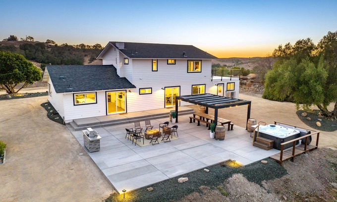 Templeton House | The Shire at Baggins Hill with Spa and Fire Table!