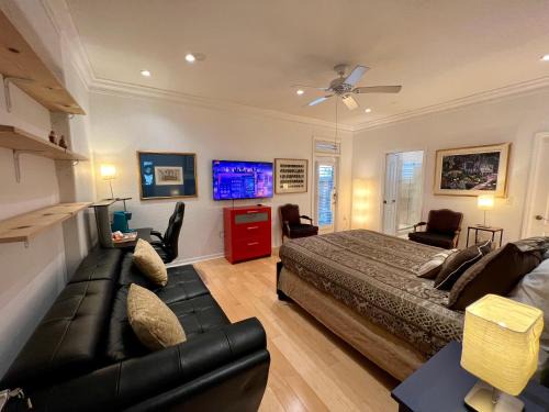 Lake Alfred House | The Signature Orange Grove Suite