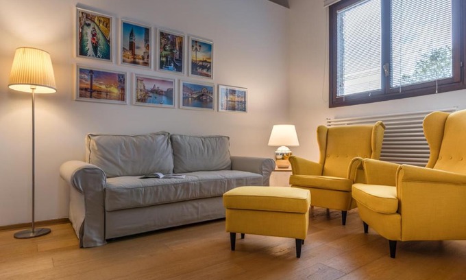 Santa Croce Apartment | The Silk House by LionHost