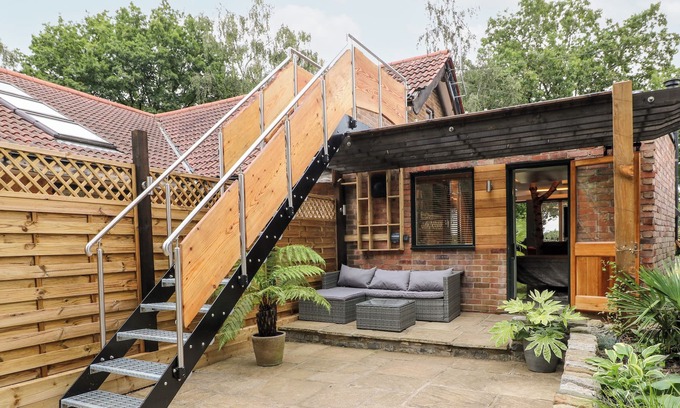 Little Eaton Cottage | THE SILVERBIRCH ROOM, romantic, with a garden in Horsley Woodhouse