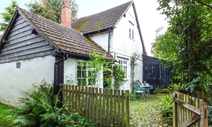 Aymestrey Cottage | THE SMITHY, pet friendly, character holiday cottage in Yarpole