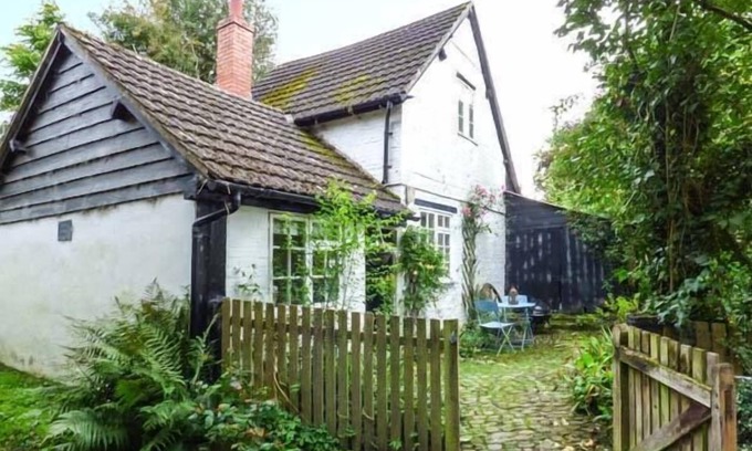 Aymestrey Cottage | THE SMITHY, pet friendly, with open fire in Mortimers Cross