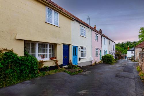 Wells House | The Snug - A Quaint Mews Cottage City Centre