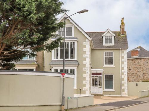 Camborne Apartment | The Snug