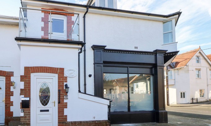 Totland Bay Cottage | THE SNUG, pet friendly in Totland