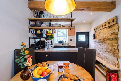 Tideswell House | The Snug - Premium cosy cottage with Log burner and pet friendly
