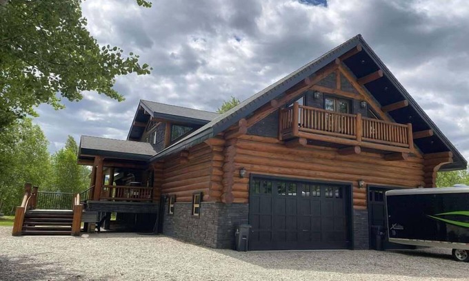 Valemount House | The Southview Lodge.