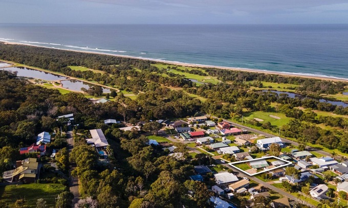 Lakes Entrance House | The Spotted Bach - Enjoy the wood fireplace and explore the beautiful lakes