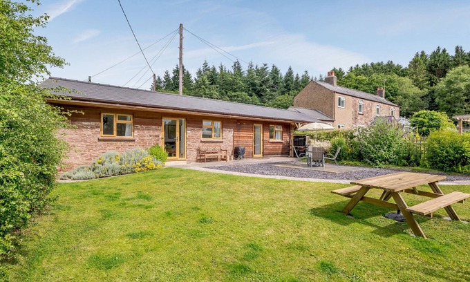 Lydney Cottage | THE STABLE @ ROSE COTTAGE, pet friendly, with a garden in Yorkley