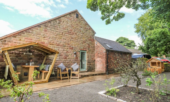 Cotton Cottage | THE STABLES, family friendly, character holiday cottage in Alton