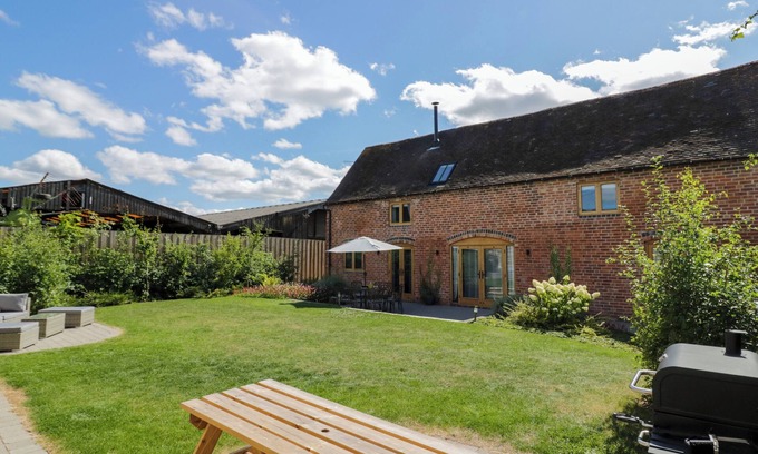 Whitney-on-Wye Cottage | THE STABLES, family friendly, with open fire in Droitwich Spa