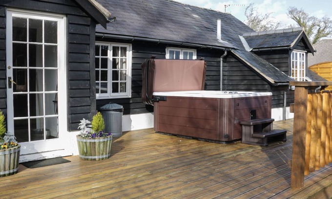 Garthmyl Cottage | THE STABLINGS COTTAGE, pet friendly, with hot tub in Garthmyl