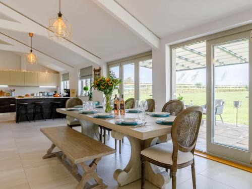 Burford House | The Stalls