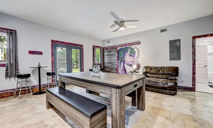 Springfield Apartment | The Staple Apartment Unit 1 - Free parking