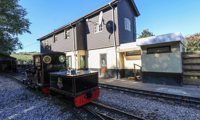St. Newlyn East Apartment | THE STATION FLAT, pet friendly, with a garden in St Newlyn East