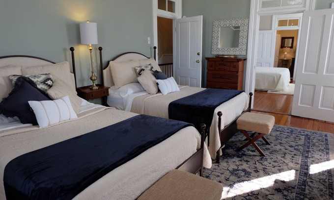 Historic Downtown Savannah House | "The Stella" Vintage Fun & Artsy Victorian w/Parking = Family & Friends Getaway