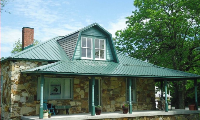 Fayetteville House | The Stone House/hot tub is within easy access to New River Gorge National Park.