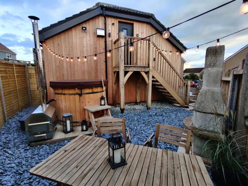 Cheddar Apartment | The Studio Cheddar - With Wood Fired Hot Tub, Near Cheddar Gorge