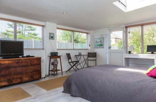 Christchurch House | The Studio Christchurch B&B Luxury Garden Room