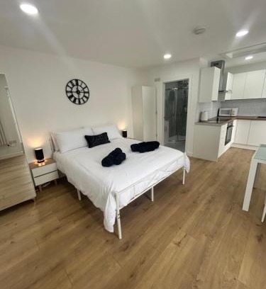 Hartshill Apartment | The Studio - Private Car Park with CCTV - Fast WiFi - Peaceful Retreat with Views for Business or Couples