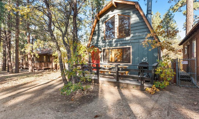 Sugarloaf House | The Sugar Loft - Cozy cabin located in one of the quietest neighborhoods! Relax and recharge!