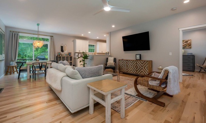 Laurel Park House | The Sugar Maple of Laurel Park: Newly constructed, fire pit and close to downtown Hendersonville!