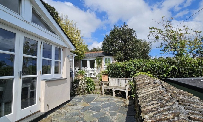 St. Mawes Cottage | The Summer House - a cottage that sleeps 6 guests in 3 bedrooms
