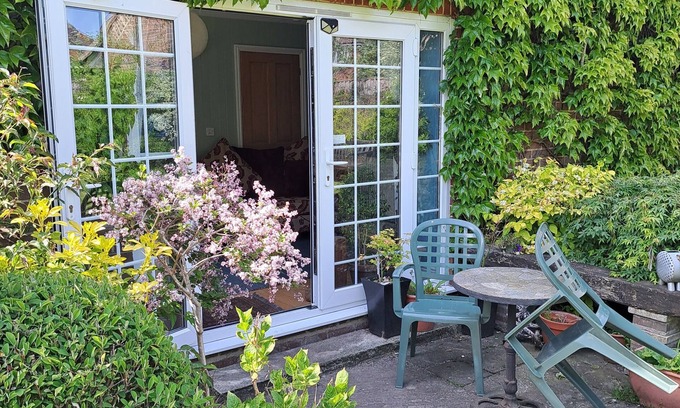 Norwich Bed & Breakfast | The Summer Room - Private entrance to bedroom, bathroom and lounge with parking
