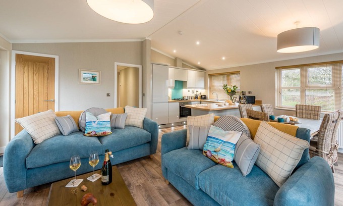 Otterham Apartment | The Summerhouse Lodge-Ensuite with Shower-Countryside view-Lodge