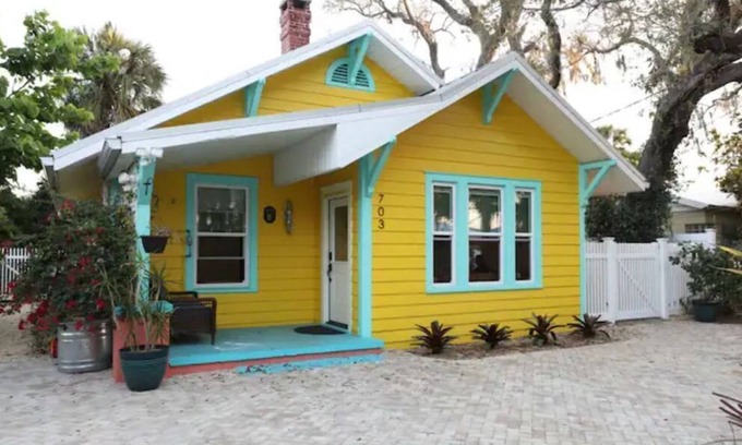 Tropic House | The Sunny Bungalow