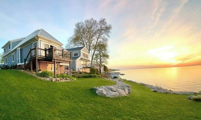 Geneva-on-the-Lake House | The Sunset Cottage - Lakefront with Private Beach