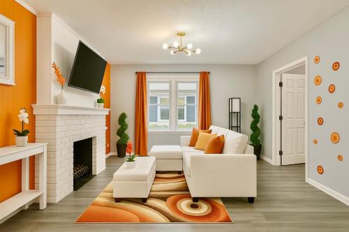 Cleveland House | The Sunstone Retreat - Your Brooklyn Centre Haven Comfort To Explore Near Downtown With Parking, 300MB Wifi & Self Check-In