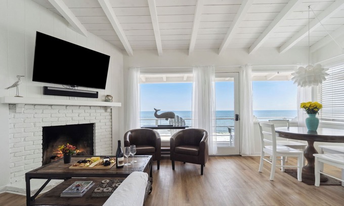 Eastern Malibu House | The Surfrider Bungalow on Carbon Beach
