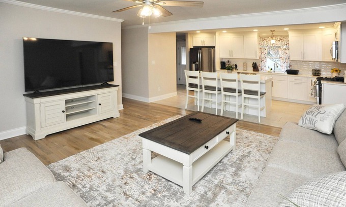 Portage House | The Swan- The best place to stay in Portage Beautiful 4-Bed 2-Bath House