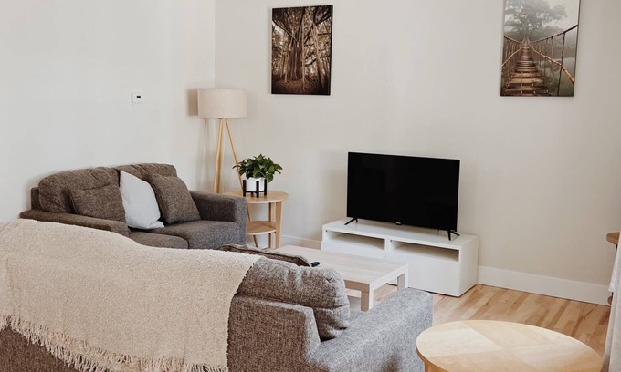Bay View House | The Sweet Spot - 10 mins from airport & downtown