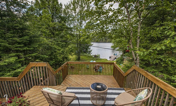 Val-des-Monts Cottage | The Sweetest Waterfront Cottage only 35 Minutes from Ottawa