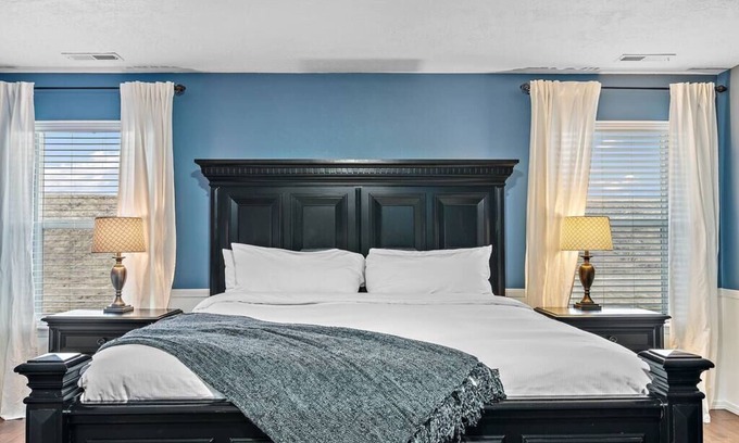 Southwest Ada County Alliance House | The Tangle by Host Boise - 4500sqft Boise Home| 9 Beds & Dual Master| 85" TV