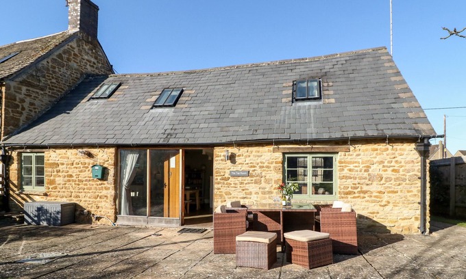 Kingham House | THE TAP ROOM, pet friendly, with a garden in Kingham