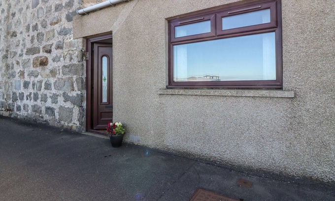 Rosehearty House | THE TARDIS, pet friendly, country holiday cottage in Rosehearty