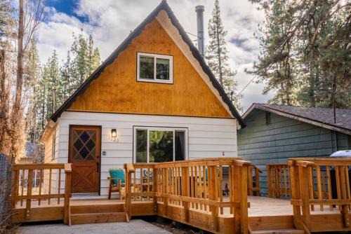 Big Bear City Villa | The Teddy Bear Cabin! Large Patio!