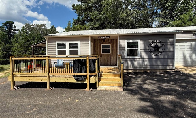 Kilgore House | The Texas Roost - 1-bedroom country guest house 7.4 miles to Kilgore College.