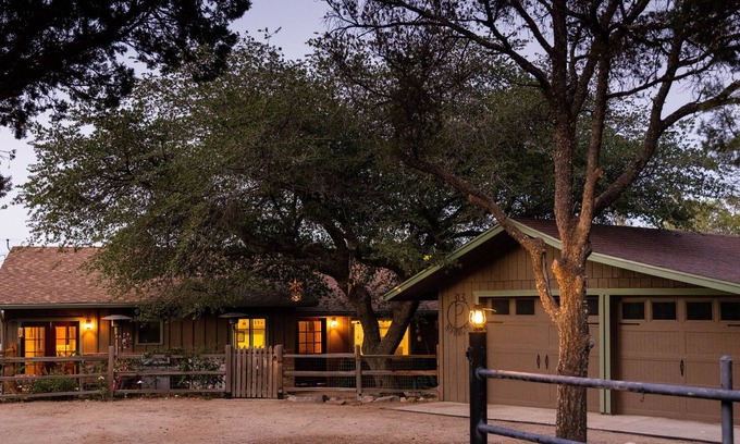 Prescott House | **The Thumb Butte Retreat** 5 min drive to Downtown. Pet friendly with big yard!